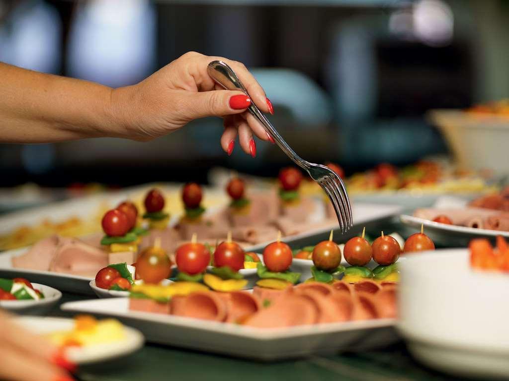 Moevenpick Hotel Jumeirah Village Triangle Dubai Restaurant foto